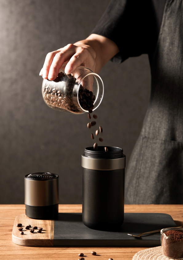 Portable grinding coffee maker. (Car grinding + coffee integrated, 5600 mAh battery capacity, electric integrated 200ml-300ml extracted coffee 25 cups / time)