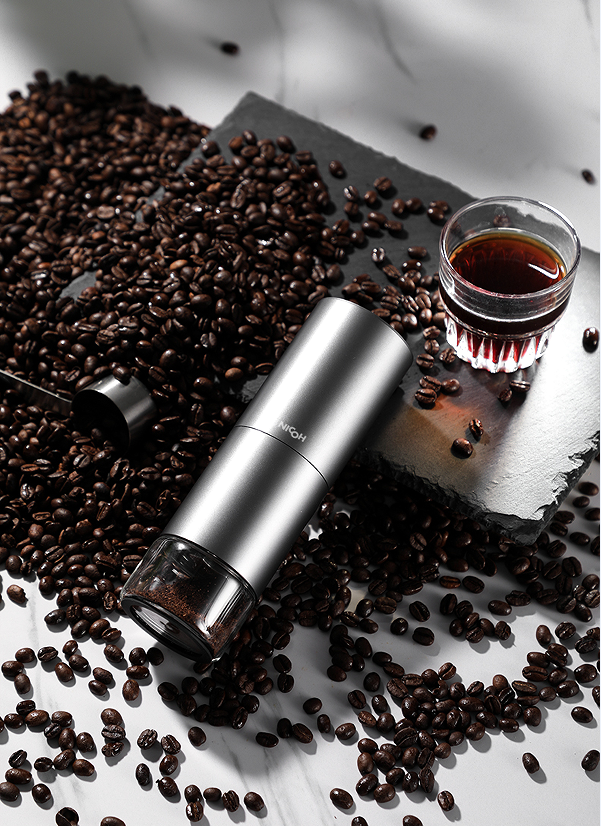 Portable electric coffee bean grinder (vehicle wireless charging grinding 25 cups / time, 5600 mAh lithium capacity, coffee bean capacity 25g)