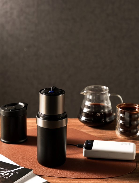 Portable grinding coffee maker. (Car grinding + coffee integrated, 5600 mAh battery capacity, electric integrated 200ml-300ml extracted coffee 25 cups / time)