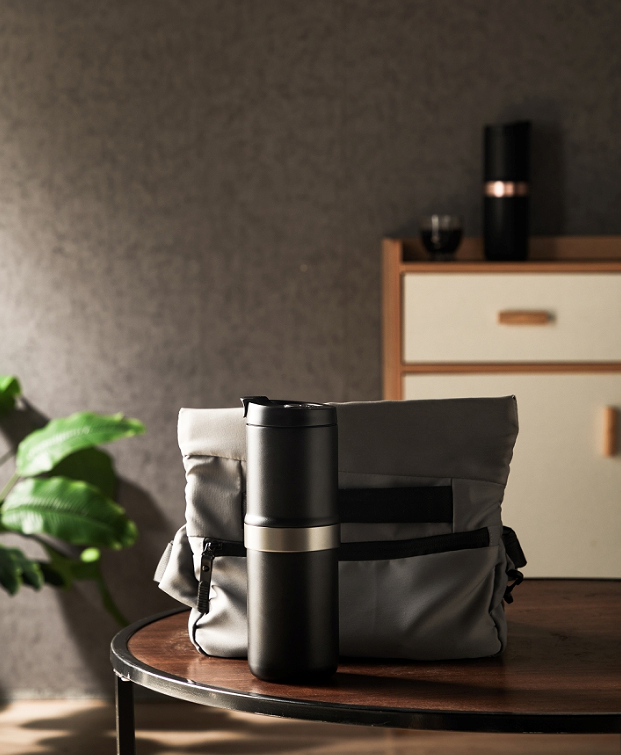 Portable grinding coffee maker. (Car grinding + coffee integrated, 5600 mAh battery capacity, electric integrated 200ml-300ml extracted coffee 25 cups / time)