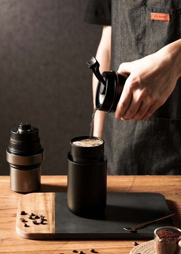 Portable grinding coffee maker. (Car grinding + coffee integrated, 5600 mAh battery capacity, electric integrated 200ml-300ml extracted coffee 25 cups / time)