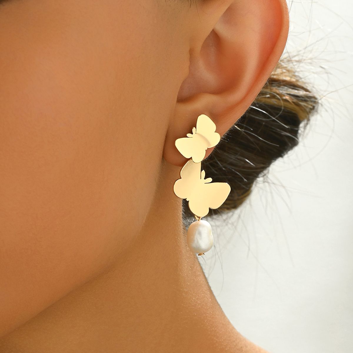 Chic Butterfly Pearl Drop Earrings Set -  Elegant and Lightweight Jewelry for Women