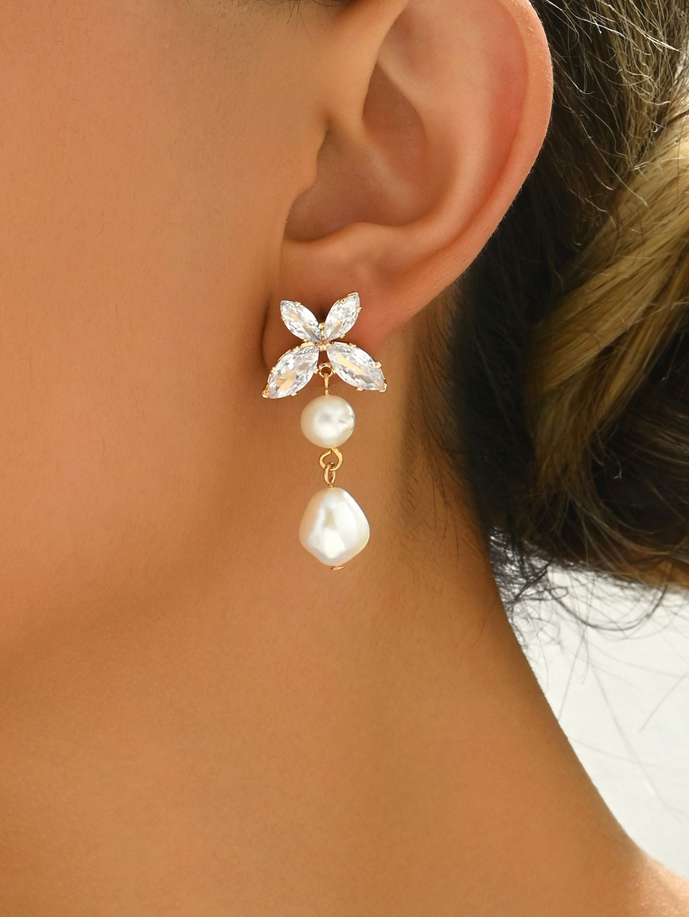 Chic Butterfly Pearl Drop Earrings Set -  Elegant and Lightweight Jewelry for Women