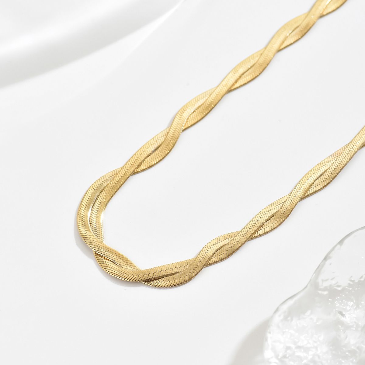 "Elegant Gold-Tone Twisted Chain  Choker Necklace for Women"