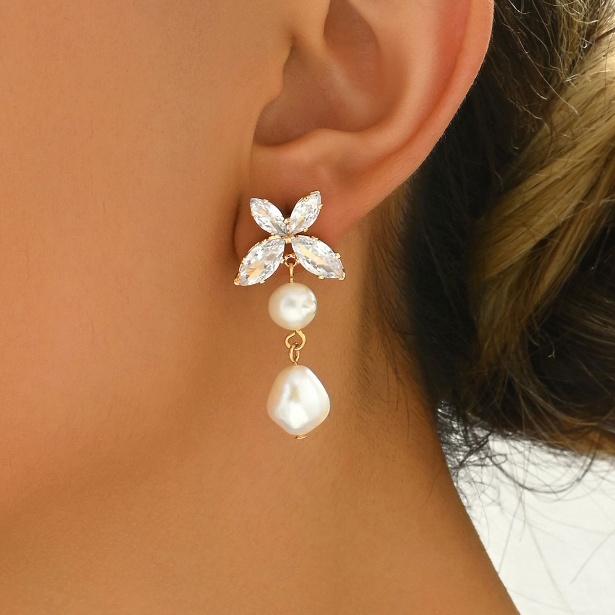 Chic Butterfly Pearl Drop Earrings Set -  Elegant and Lightweight Jewelry for Women